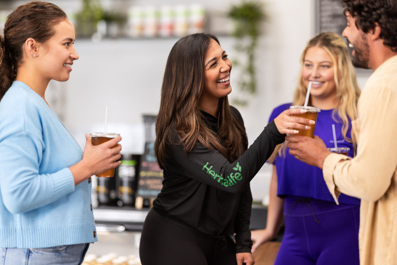 Членове на клуба се наслаждават на топли напитки и разговор.